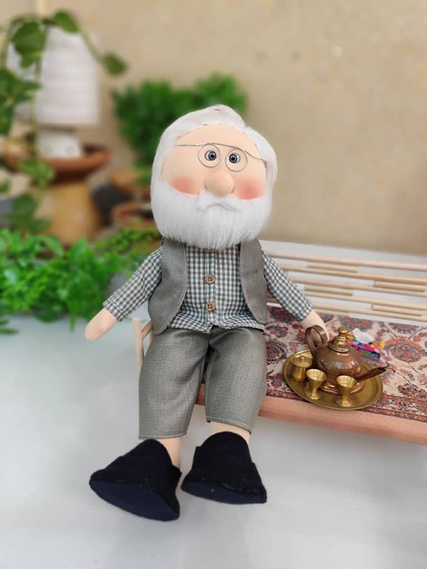 عروسک پارچهای آقاجون دستدوز ۳۵ سانتی | با جلیقه سنتی