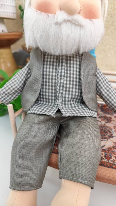 عروسک پارچهای آقاجون دستدوز ۳۵ سانتی | با جلیقه سنتی