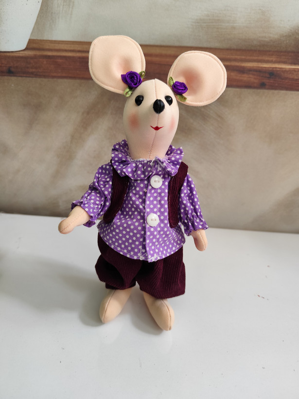 عروسک پارچهای موش مادر دستدوز ۲۵ سانتی | با دست و پای متحرک و جلیقه رنگی