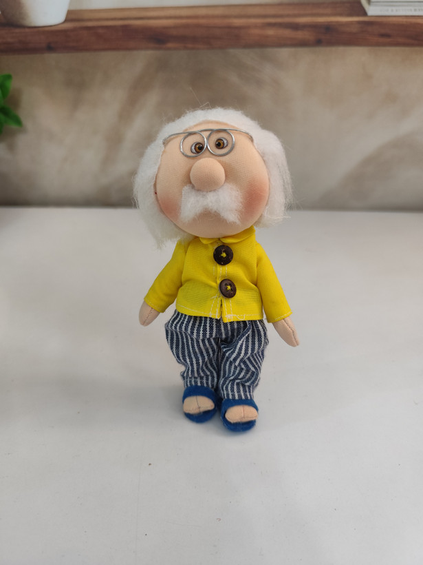 عروسک پارچهای آقاجون دستدوز ۱۶ سانتی | عروسک سنتی کوچک و بامزه