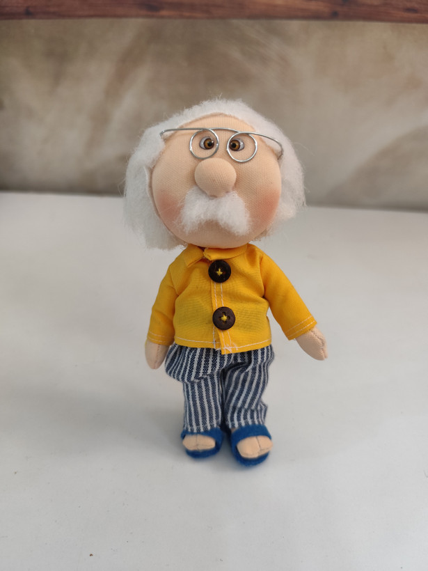 عروسک پارچهای آقاجون دستدوز ۱۶ سانتی | عروسک سنتی کوچک و بامزه