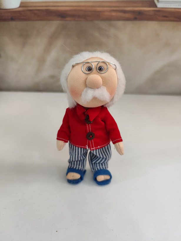 عروسک پارچهای آقاجون دستدوز ۱۶ سانتی | عروسک سنتی کوچک و بامزه