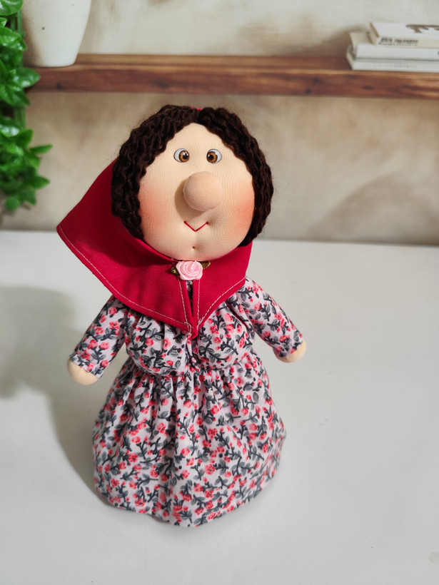 عروسک پارچهای ننهجون | دستدوز با لباس مخمل