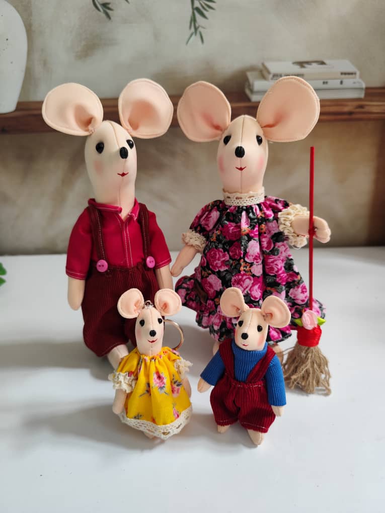 عروسک خانواده موش ها.یک خانواده با مزه