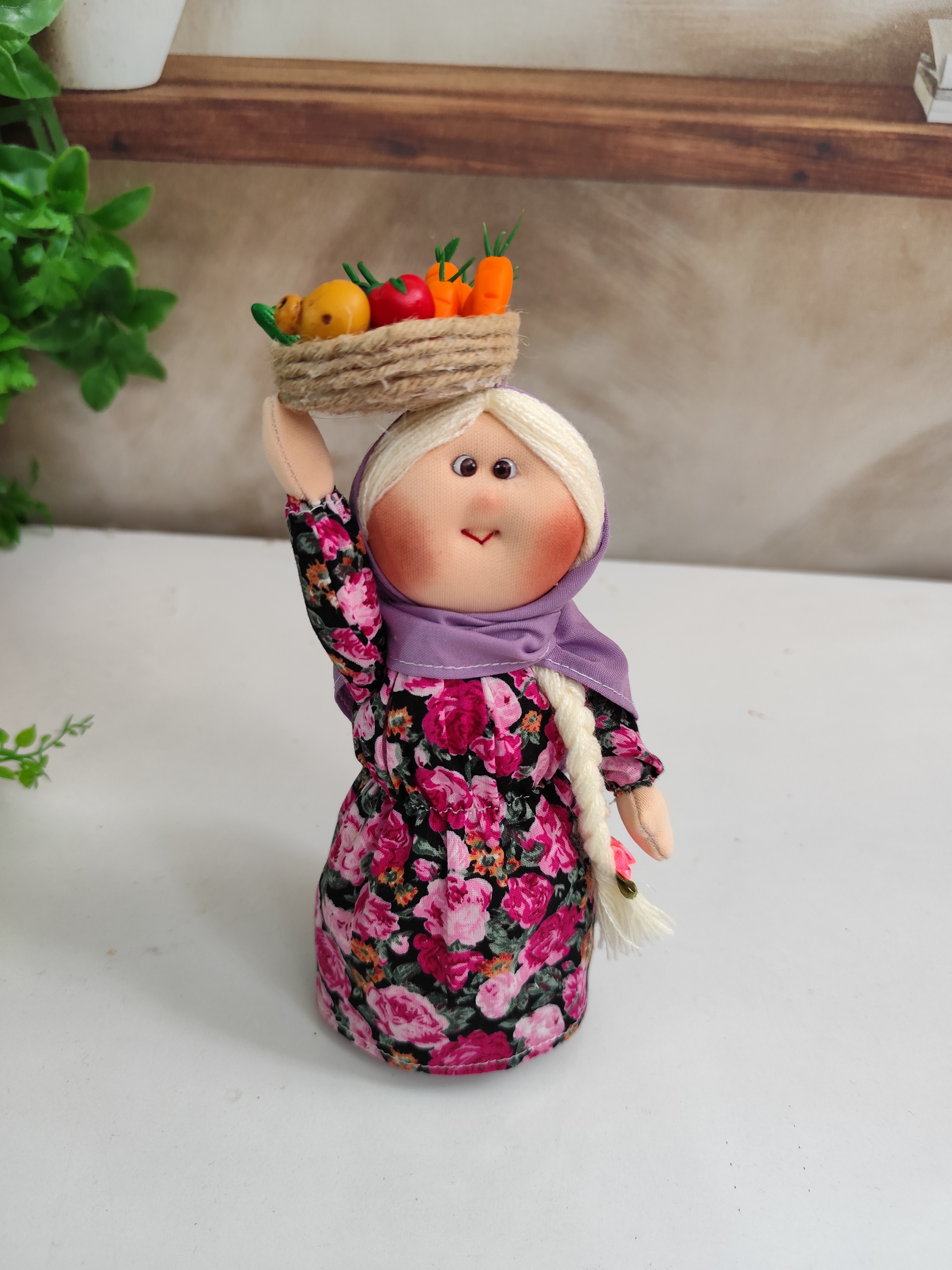 عروسک پارچه ای زن روستایی ۲۰سانتی همراه باسبد سبزیجات /برند ترنم